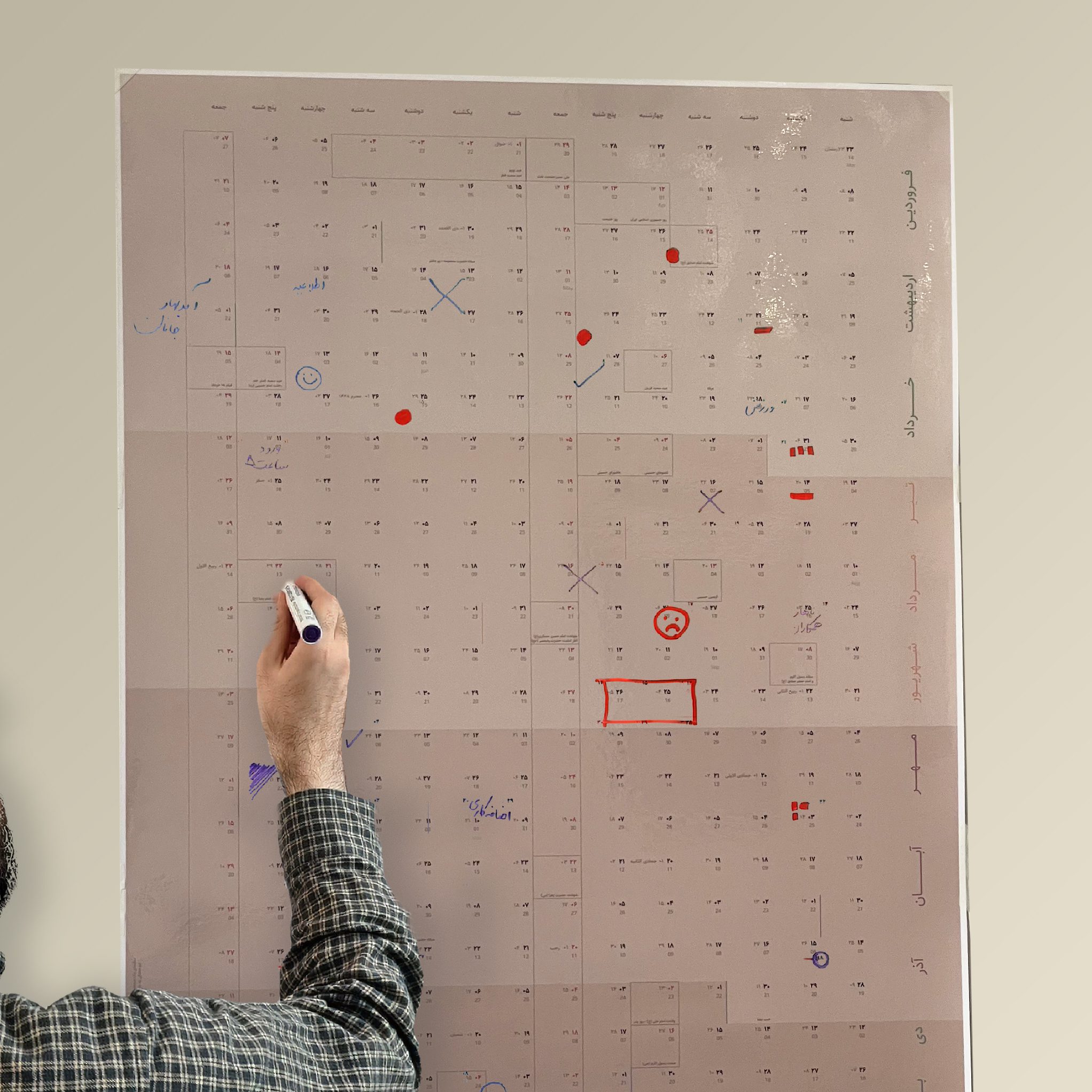 تقویم دیواری تک صفحه 1405 وایت بردی پلنر عرشدیس مدل نسکافه ای - تصویر 2